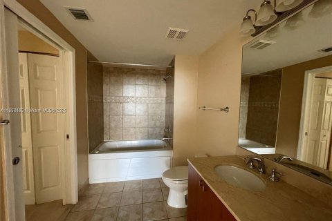 Condominio en alquiler en Coral Gables, Florida, 1 dormitorio, 67.63 m2 № 1882657 - foto 4