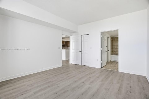 Condominio en alquiler en Coral Gables, Florida, 1 dormitorio, 67.63 m2 № 1882657 - foto 17
