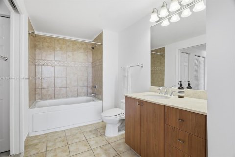 Condominio en alquiler en Coral Gables, Florida, 1 dormitorio, 67.63 m2 № 1882657 - foto 18