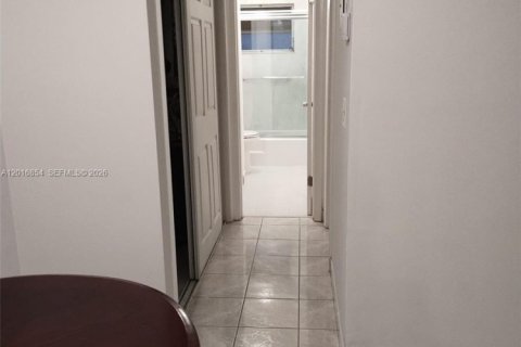 Copropriété à louer à Hallandale Beach, Floride: 1 chambre, 68.38 m2 № 2247500 - photo 12