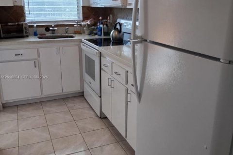 Copropriété à louer à Hallandale Beach, Floride: 1 chambre, 68.38 m2 № 2247500 - photo 6