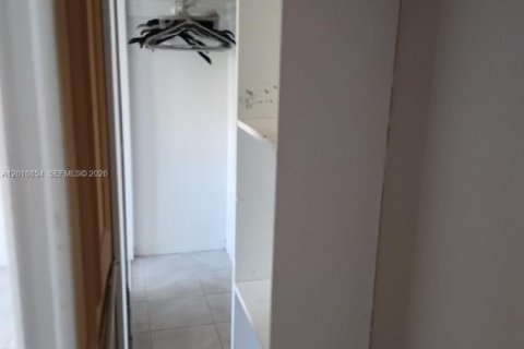 Copropriété à louer à Hallandale Beach, Floride: 1 chambre, 68.38 m2 № 2247500 - photo 13
