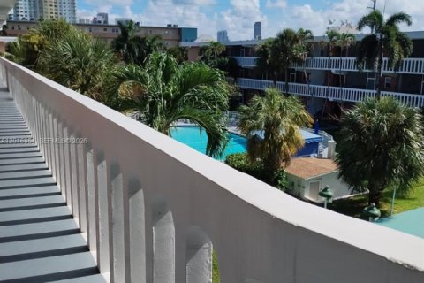 Copropriété à louer à Hallandale Beach, Floride: 1 chambre, 68.38 m2 № 2247500 - photo 2