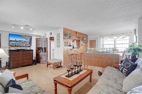 Condo in Miami Beach, Florida, 1 bedroom  № 1953846 - photo 15