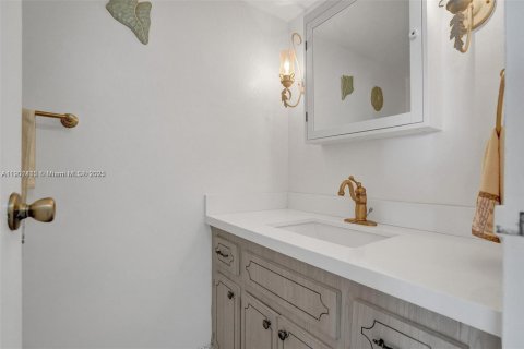 Condo in Miami Beach, Florida, 1 bedroom  № 1953846 - photo 16