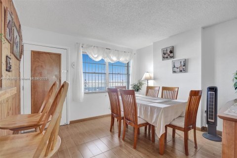 Condo in Miami Beach, Florida, 1 bedroom  № 1953846 - photo 11