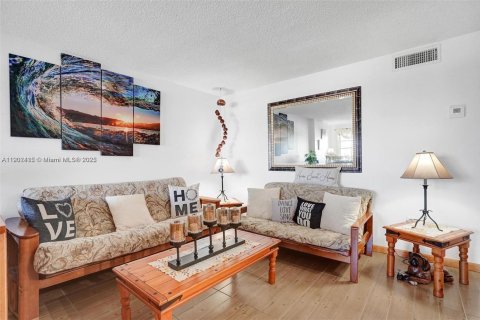 Condo in Miami Beach, Florida, 1 bedroom  № 1953846 - photo 12