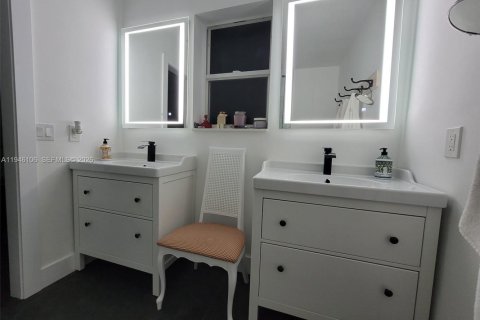 Villa ou maison à louer à Miami, Floride: 4 chambres, 311.22 m2 № 2002553 - photo 19