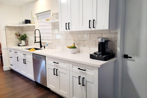 Villa ou maison à louer à Miami, Floride: 4 chambres, 311.22 m2 № 2002553 - photo 14