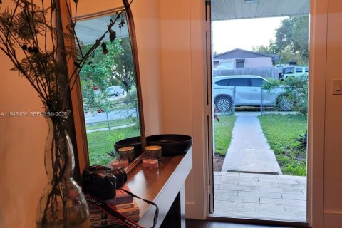 Villa ou maison à louer à Miami, Floride: 4 chambres, 311.22 m2 № 2002553 - photo 5