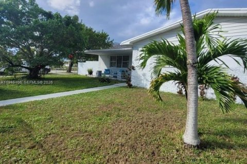 Villa ou maison à louer à Miami, Floride: 4 chambres, 311.22 m2 № 2002553 - photo 3