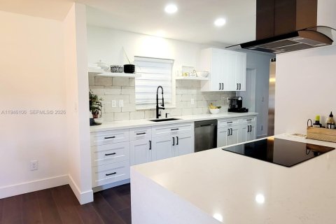 Villa ou maison à louer à Miami, Floride: 4 chambres, 311.22 m2 № 2002553 - photo 11