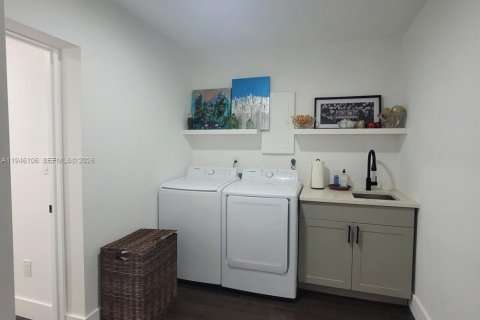 Villa ou maison à louer à Miami, Floride: 4 chambres, 311.22 m2 № 2002553 - photo 25