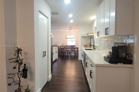 Villa ou maison à louer à Miami, Floride: 4 chambres, 311.22 m2 № 2002553 - photo 15