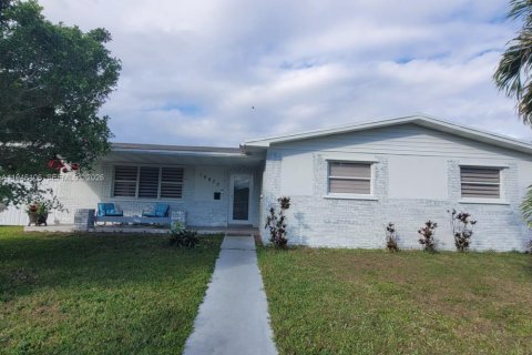 Villa ou maison à louer à Miami, Floride: 4 chambres, 311.22 m2 № 2002553 - photo 2