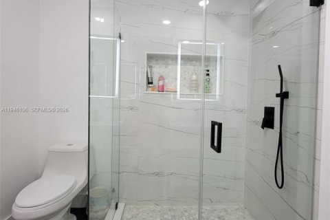 Villa ou maison à louer à Miami, Floride: 4 chambres, 311.22 m2 № 2002553 - photo 17