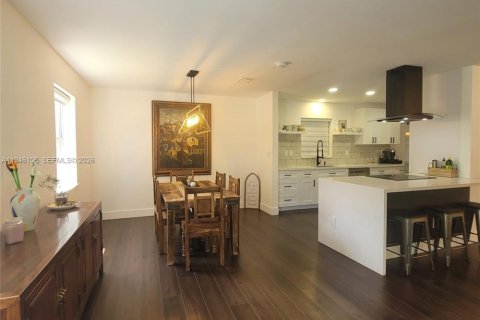 Villa ou maison à louer à Miami, Floride: 4 chambres, 311.22 m2 № 2002553 - photo 9