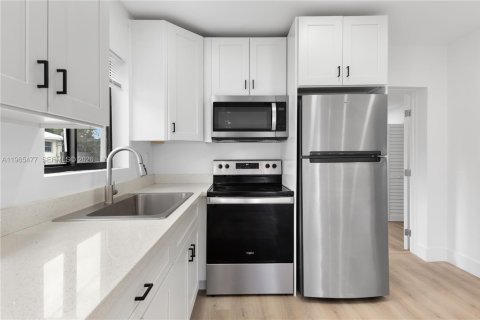 Casa en alquiler en Hollywood, Florida, 2 dormitorios, 159.7 m2 № 2029581 - foto 5