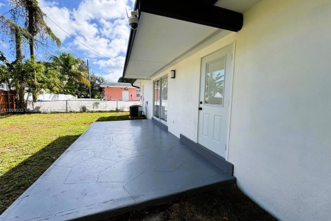 House in North Miami Beach, Florida 2 bedrooms, 111.3 sq.m. № 1951899 - photo 22