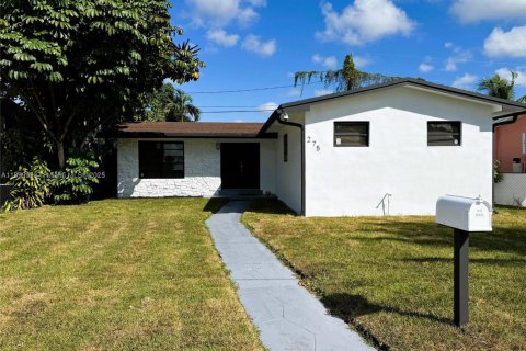 House in North Miami Beach, Florida 2 bedrooms, 111.3 sq.m. № 1951899 - photo 1