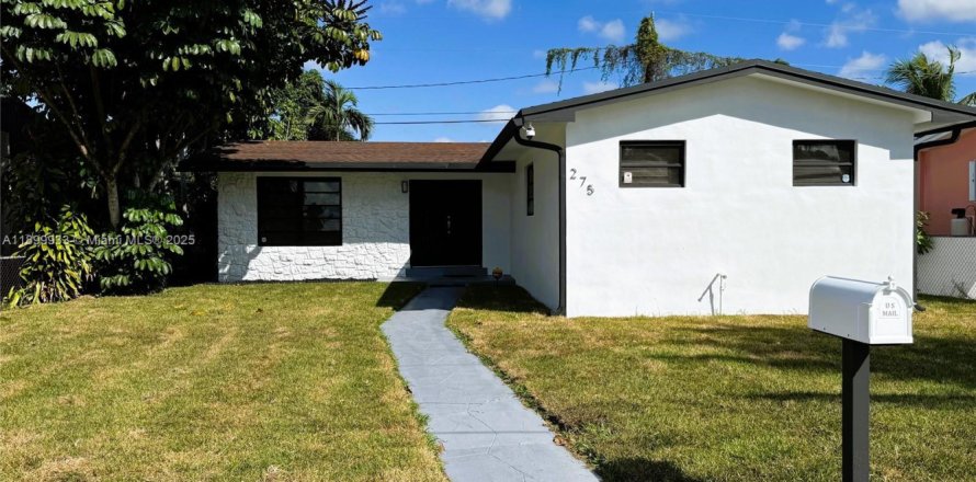House in North Miami Beach, Florida 2 bedrooms, 111.3 sq.m. № 1951899