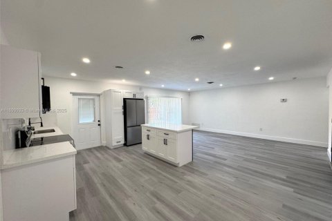House in North Miami Beach, Florida 2 bedrooms, 111.3 sq.m. № 1951899 - photo 7