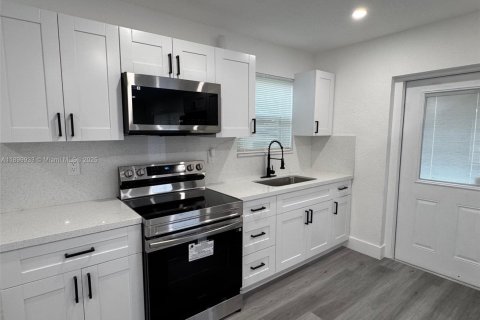 House in North Miami Beach, Florida 2 bedrooms, 111.3 sq.m. № 1951899 - photo 6