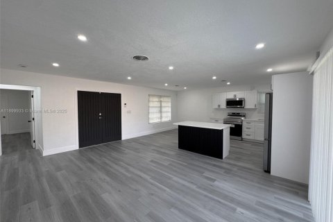 House in North Miami Beach, Florida 2 bedrooms, 111.3 sq.m. № 1951899 - photo 5