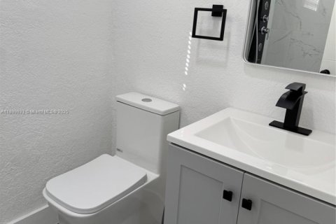 House in North Miami Beach, Florida 2 bedrooms, 111.3 sq.m. № 1951899 - photo 12