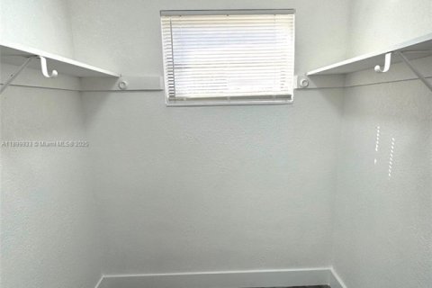 House in North Miami Beach, Florida 2 bedrooms, 111.3 sq.m. № 1951899 - photo 14