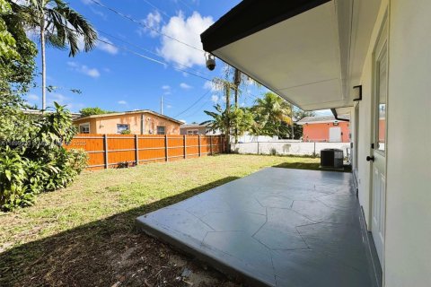 House in North Miami Beach, Florida 2 bedrooms, 111.3 sq.m. № 1951899 - photo 21