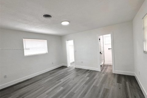 House in North Miami Beach, Florida 2 bedrooms, 111.3 sq.m. № 1951899 - photo 10