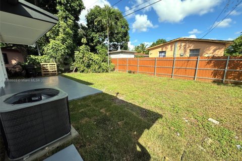 House in North Miami Beach, Florida 2 bedrooms, 111.3 sq.m. № 1951899 - photo 30