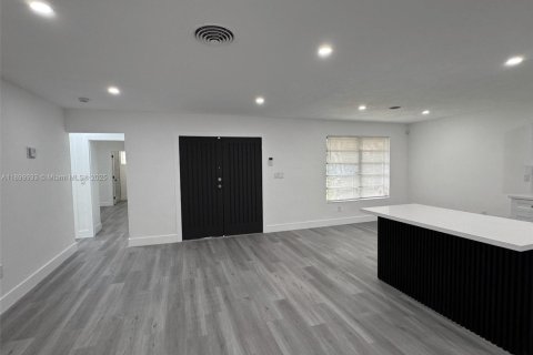 House in North Miami Beach, Florida 2 bedrooms, 111.3 sq.m. № 1951899 - photo 4
