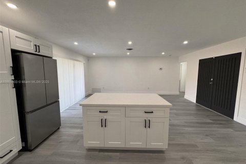 House in North Miami Beach, Florida 2 bedrooms, 111.3 sq.m. № 1951899 - photo 8