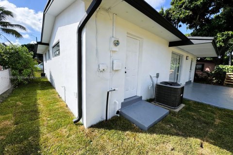 House in North Miami Beach, Florida 2 bedrooms, 111.3 sq.m. № 1951899 - photo 24