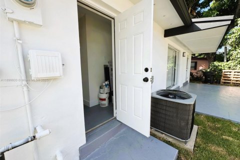 House in North Miami Beach, Florida 2 bedrooms, 111.3 sq.m. № 1951899 - photo 25