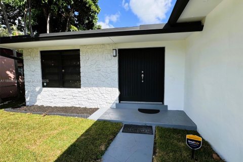 House in North Miami Beach, Florida 2 bedrooms, 111.3 sq.m. № 1951899 - photo 3