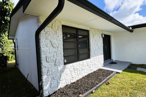 House in North Miami Beach, Florida 2 bedrooms, 111.3 sq.m. № 1951899 - photo 19
