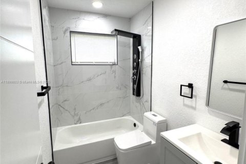 House in North Miami Beach, Florida 2 bedrooms, 111.3 sq.m. № 1951899 - photo 16
