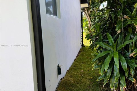 House in North Miami Beach, Florida 2 bedrooms, 111.3 sq.m. № 1951899 - photo 20