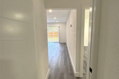 House in North Miami Beach, Florida 2 bedrooms, 111.3 sq.m. № 1951899 - photo 9