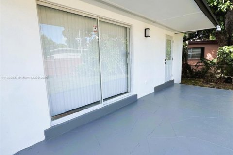 House in North Miami Beach, Florida 2 bedrooms, 111.3 sq.m. № 1951899 - photo 23