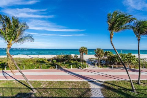 Condominio en alquiler en Miami Beach, Florida, 2 dormitorios, 91.04 m2 № 2085835 - foto 25