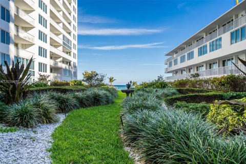 Condominio en alquiler en Miami Beach, Florida, 2 dormitorios, 91.04 m2 № 2085835 - foto 23