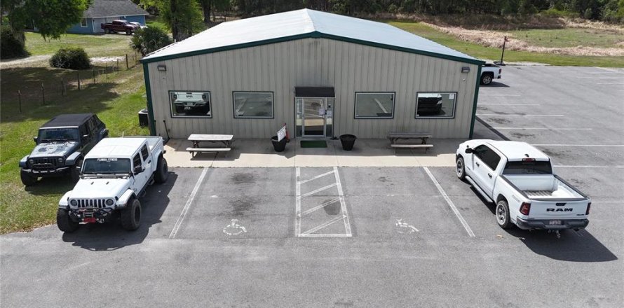 Commercial property in Trenton, Florida 371.61 sq.m. № 2135544