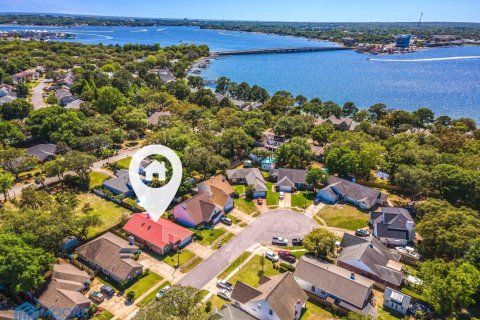 Casa en venta en Shalimar, Florida, 3 dormitorios, 175.4 m2 № 560805 - foto 1