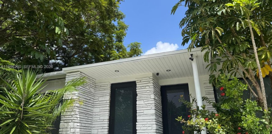 Коммерческая недвижимость в Майами, Флорида 286.23м2 № 2060815