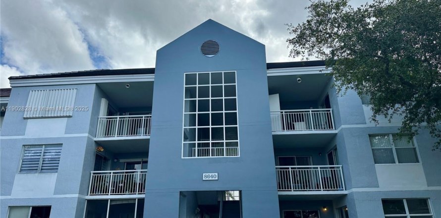 Кондоминиум с 2 спальнями в Катлер-Бей, Флорида № 1954128