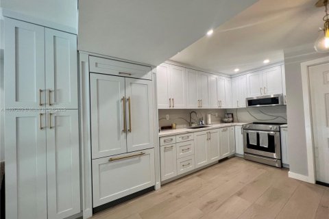 Снять в аренду кондоминиум в Майами, Флорида 2 спальни, 139.35м2, № 1948740 - фото 2